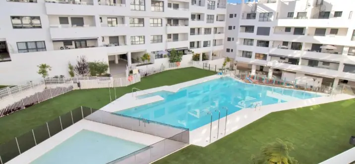 Venta de apartamento en planta media en Estepona 0