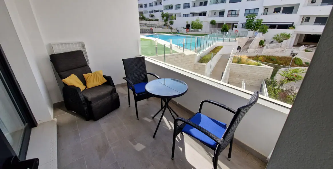 Sale of middle floor apartment in Estepona 2