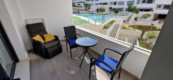 Venta de apartamento en planta media en Estepona 1