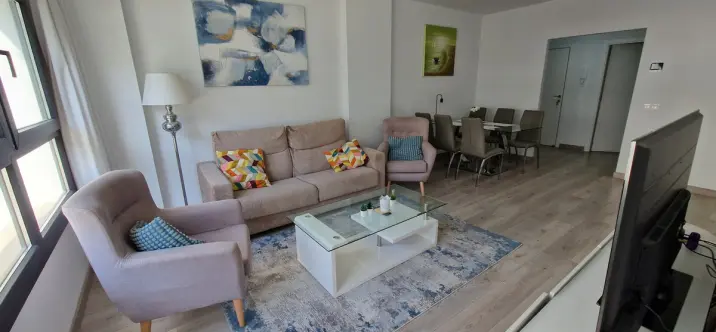 Venta de apartamento en planta media en Estepona 2