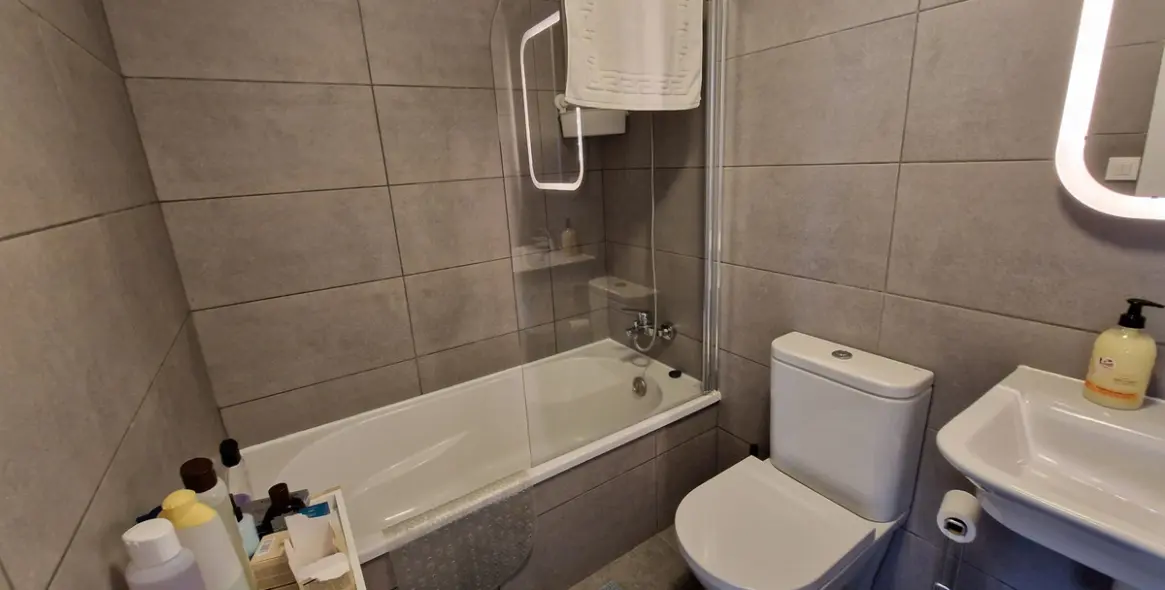 Sale of middle floor apartment in Estepona 14