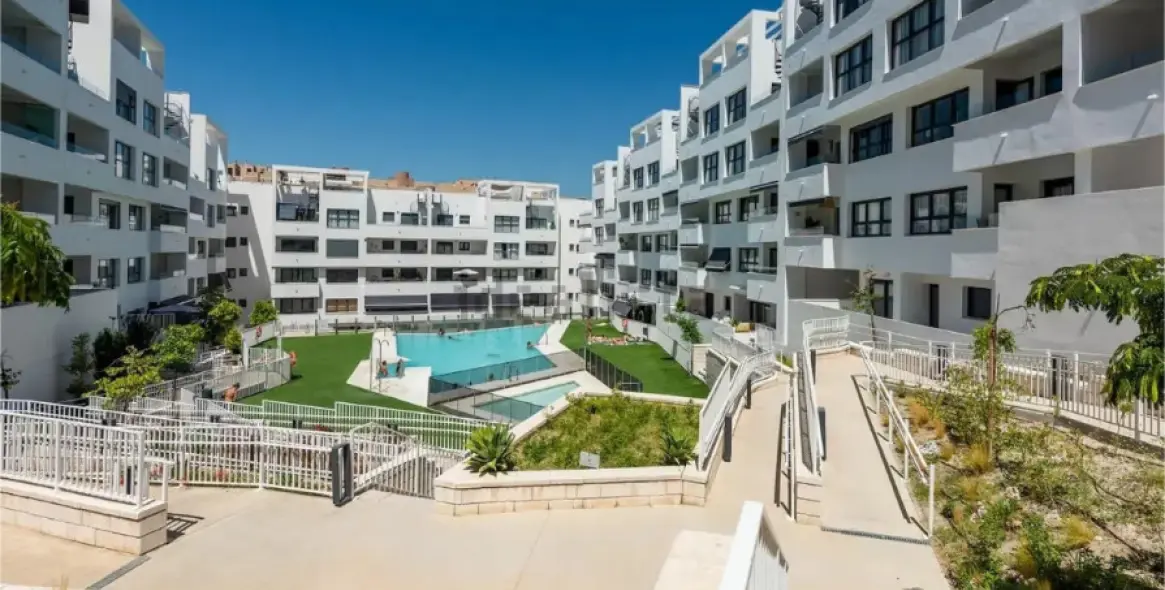 Sale of middle floor apartment in Estepona 17