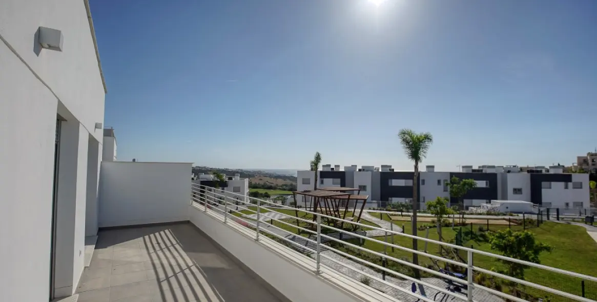 Sale of middle floor apartment in Estepona 1