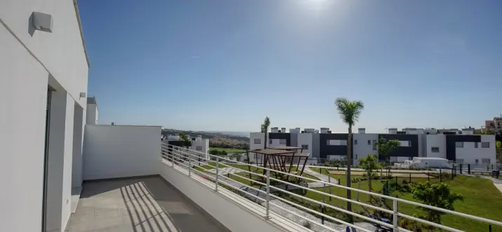 Sale of middle floor apartment in Estepona 0