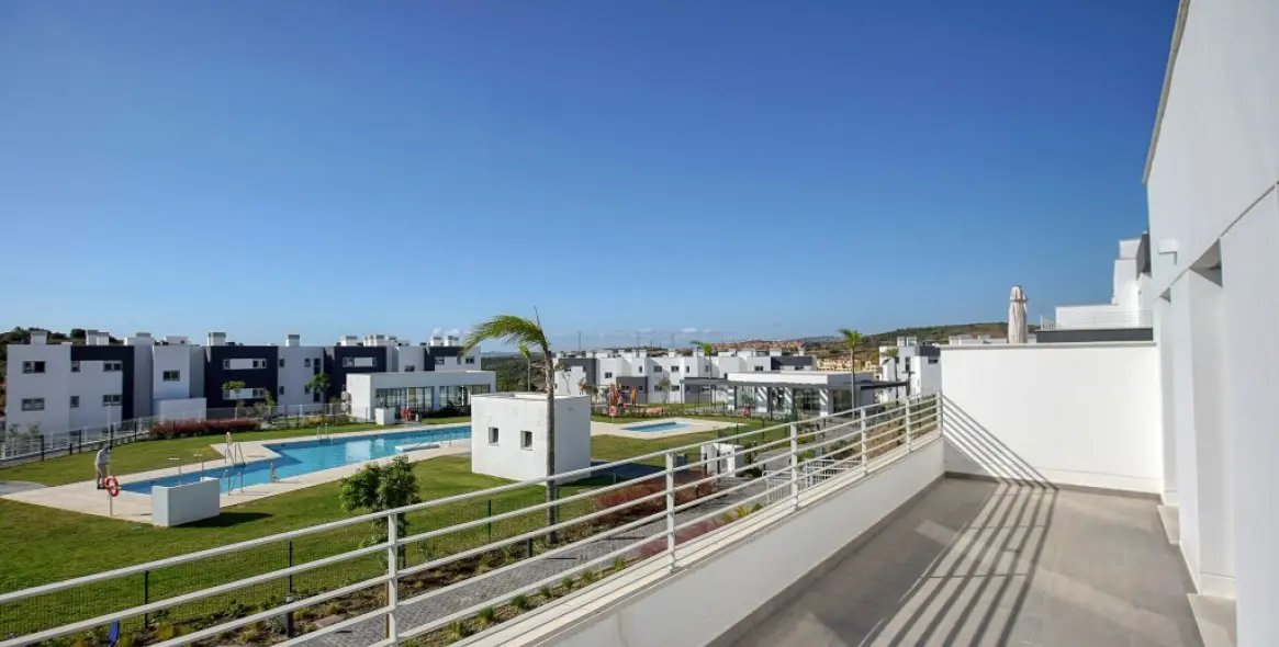 Sale of middle floor apartment in Estepona 2