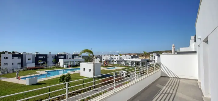 Sale of middle floor apartment in Estepona 1