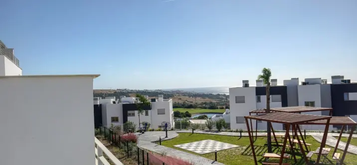 Sale of middle floor apartment in Estepona 2