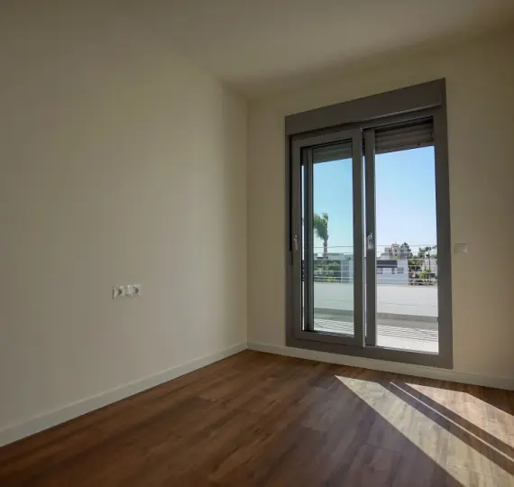 Sale of middle floor apartment in Estepona