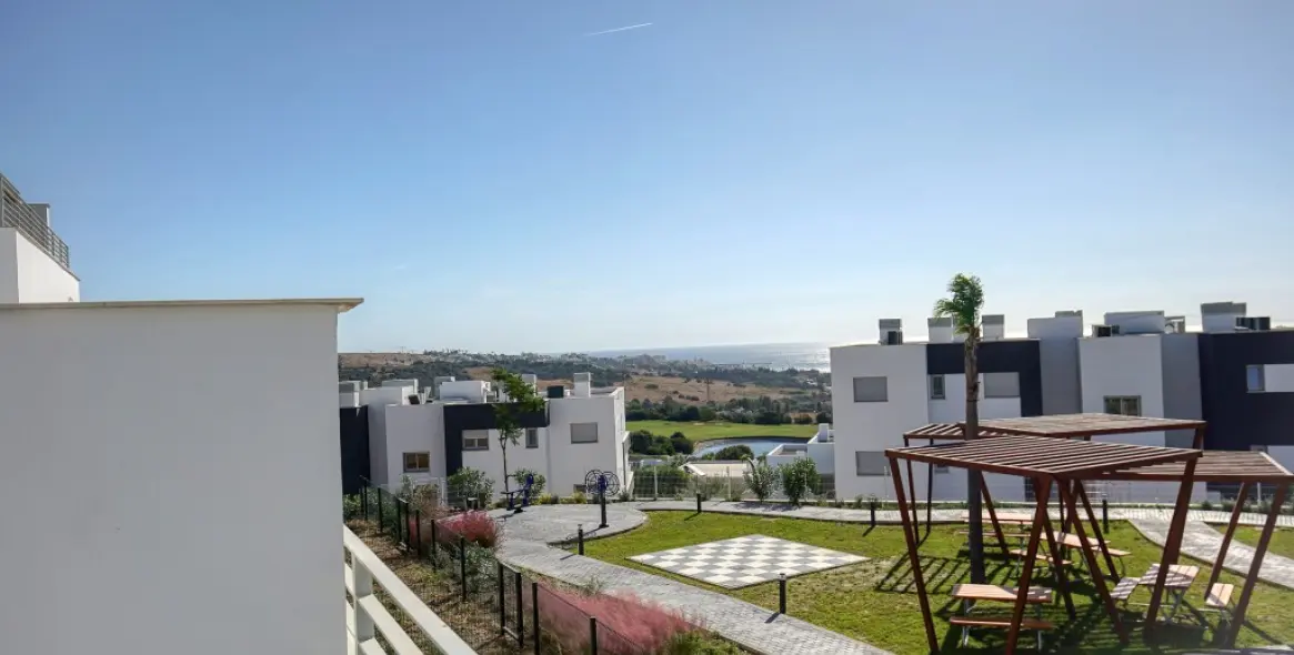 Sale of middle floor apartment in Estepona 10