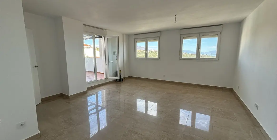 Sale of penthouse duplex in La Duquesa 3