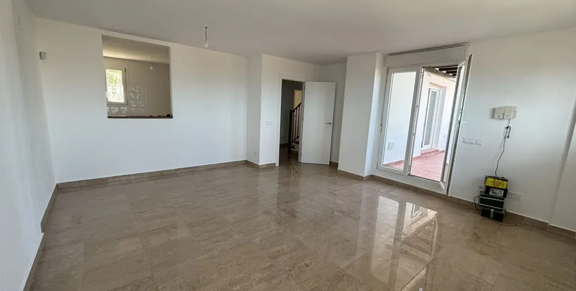 Sale of penthouse duplex in La Duquesa 4