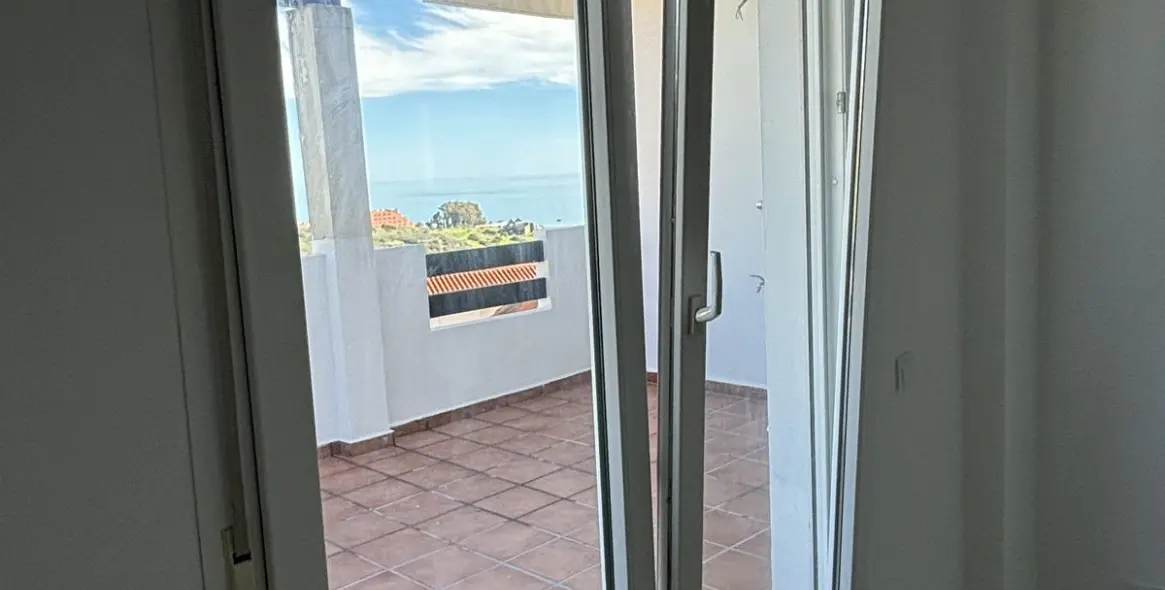 Sale of penthouse duplex in La Duquesa 5