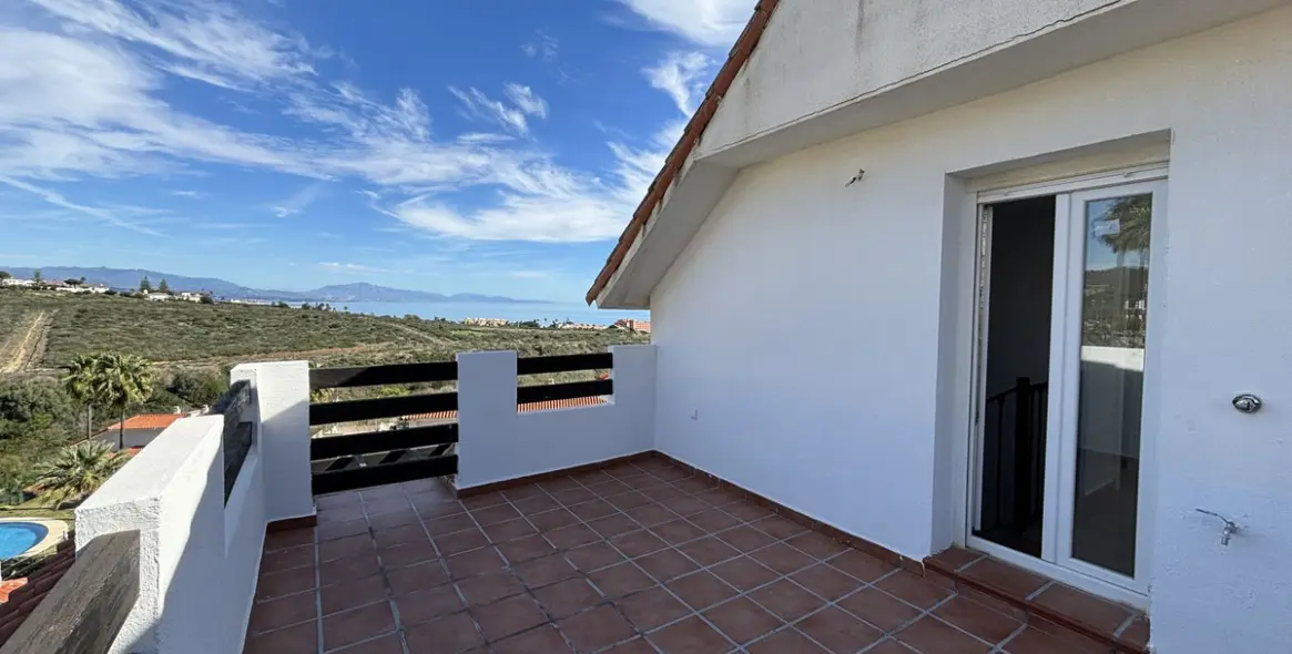 Sale of penthouse duplex in La Duquesa 21