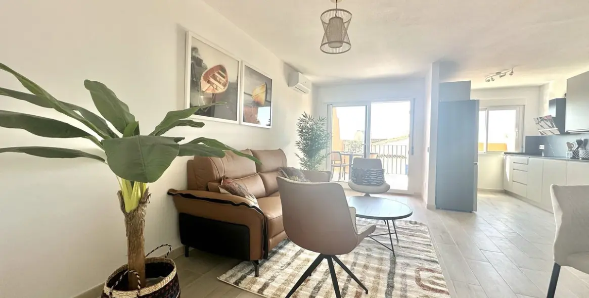 Sale of middle floor apartment in Calahonda 8
