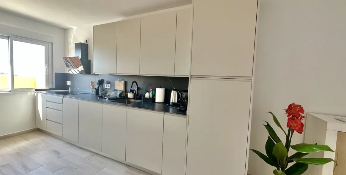 Sale of middle floor apartment in Calahonda 12