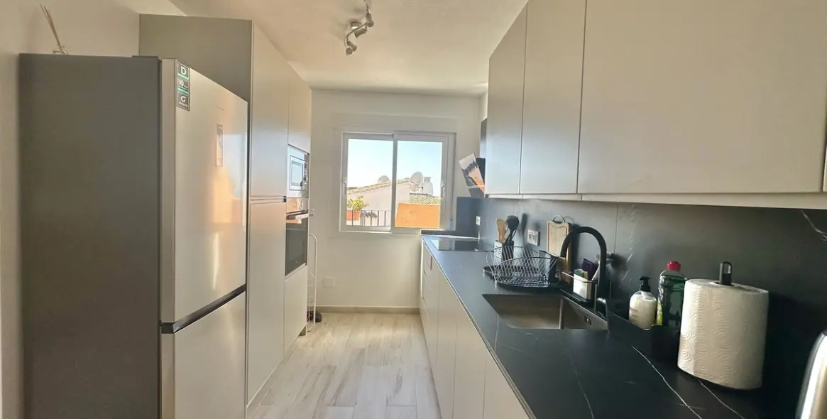 Sale of middle floor apartment in Calahonda 14