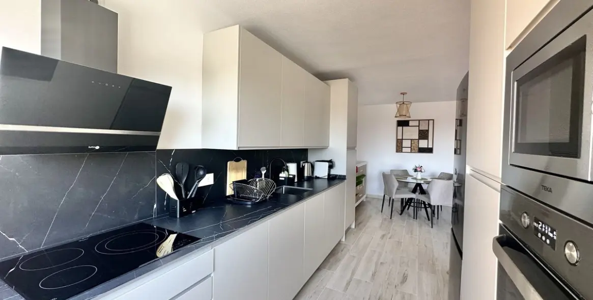 Sale of middle floor apartment in Calahonda 15