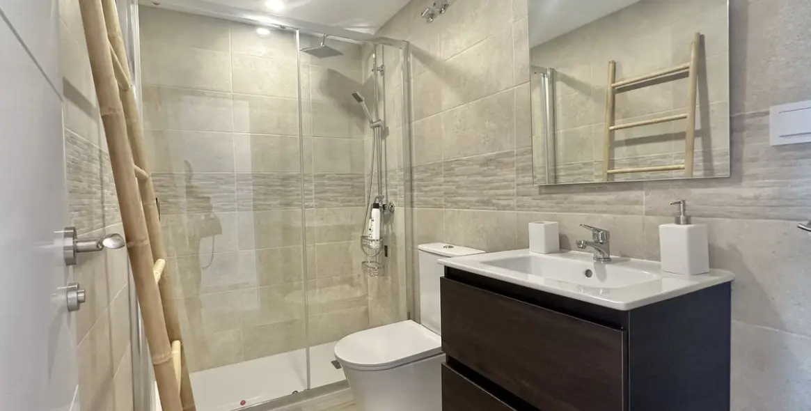 Sale of middle floor apartment in Calahonda 18