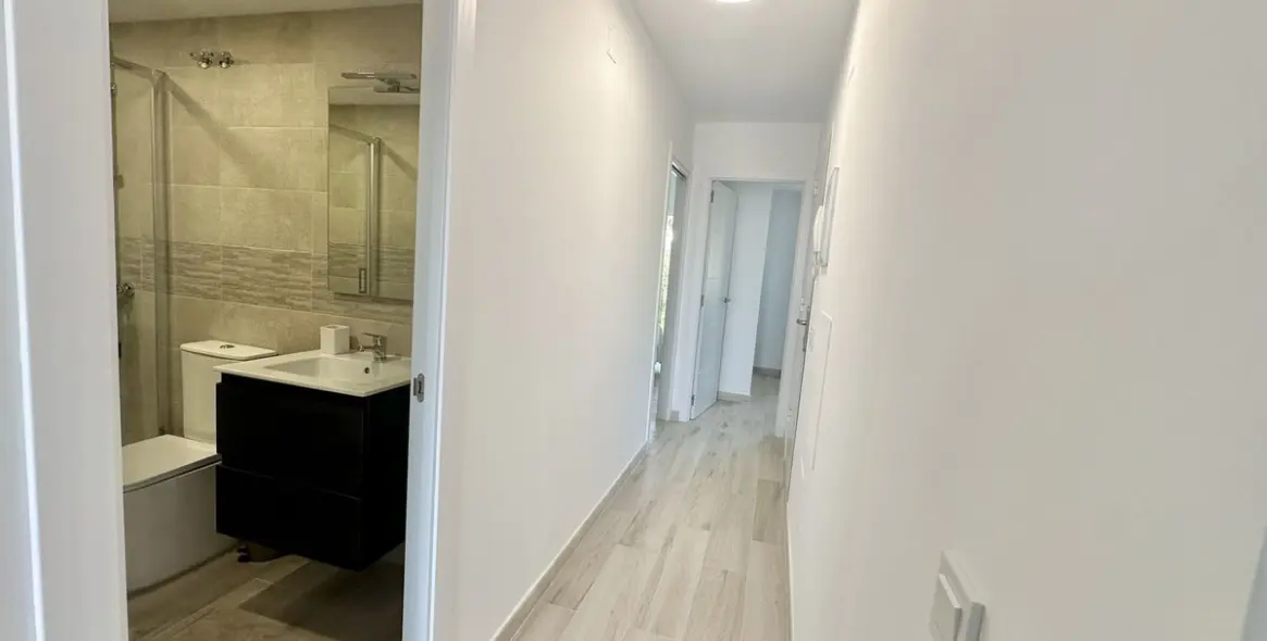 Sale of middle floor apartment in Calahonda 20