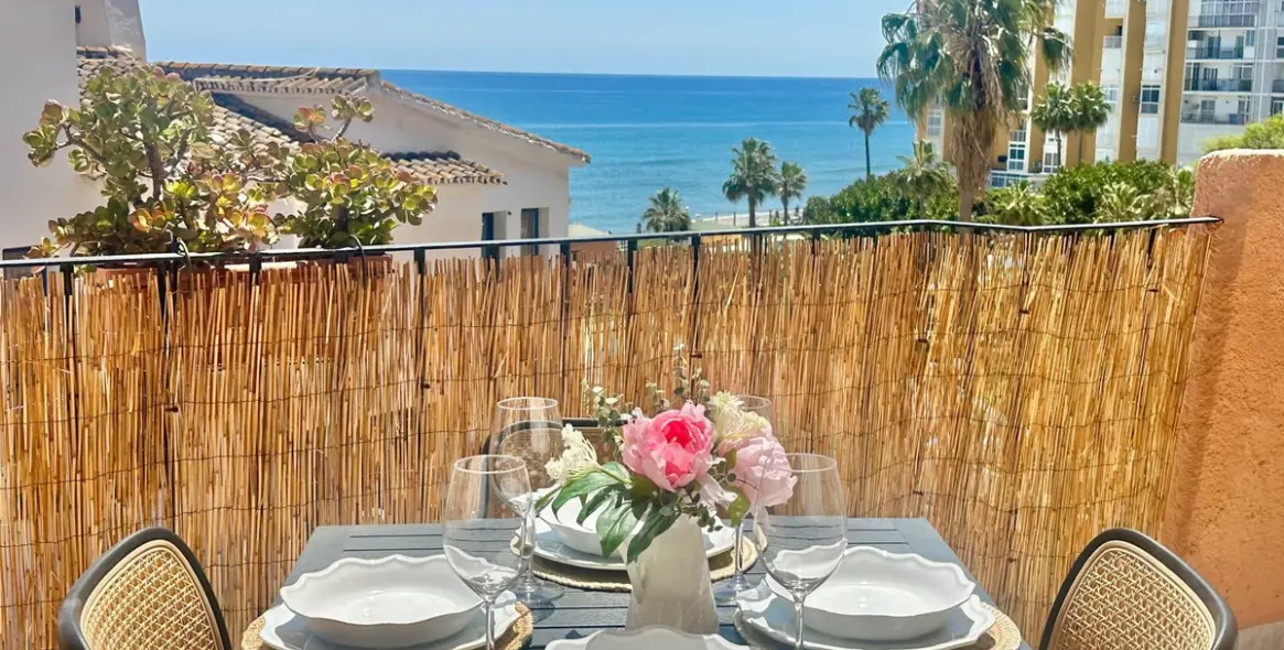 Sale of middle floor apartment in Calahonda 1