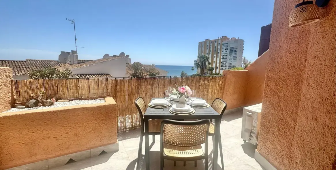 Sale of middle floor apartment in Calahonda 2