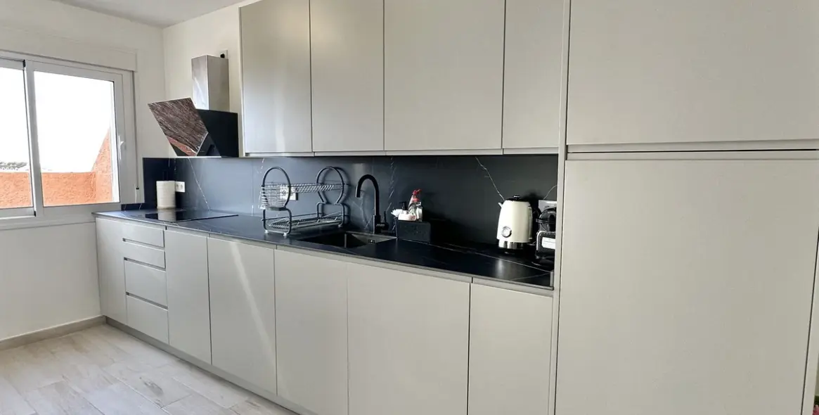 Sale of middle floor apartment in Calahonda 12