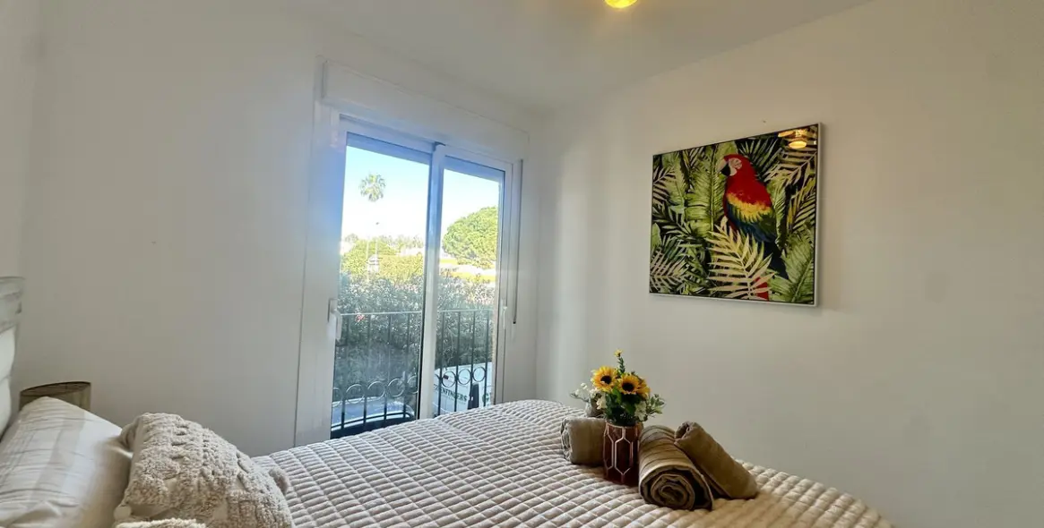 Sale of middle floor apartment in Calahonda 19