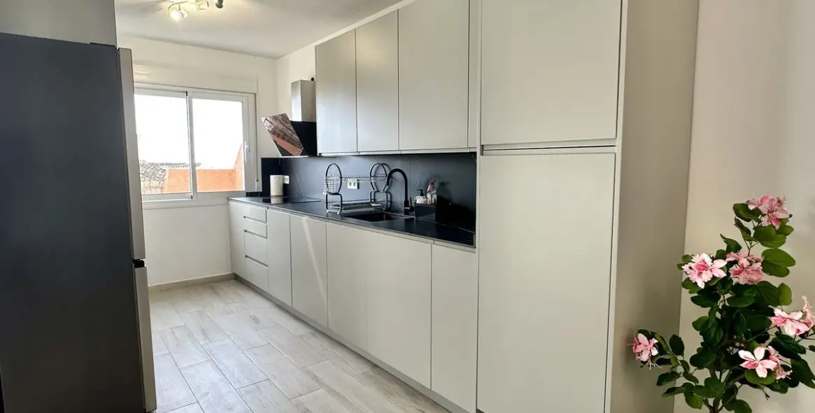 Sale of middle floor apartment in Calahonda 11