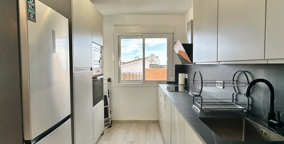 Sale of middle floor apartment in Calahonda 13