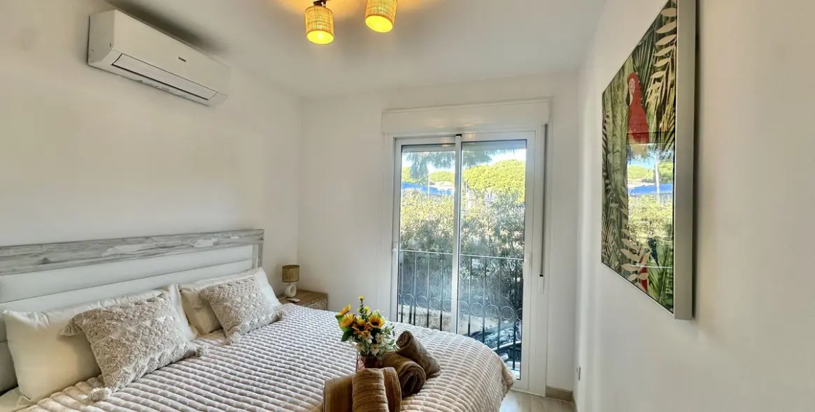 Sale of middle floor apartment in Calahonda 17