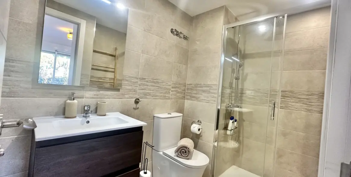 Sale of middle floor apartment in Calahonda 20