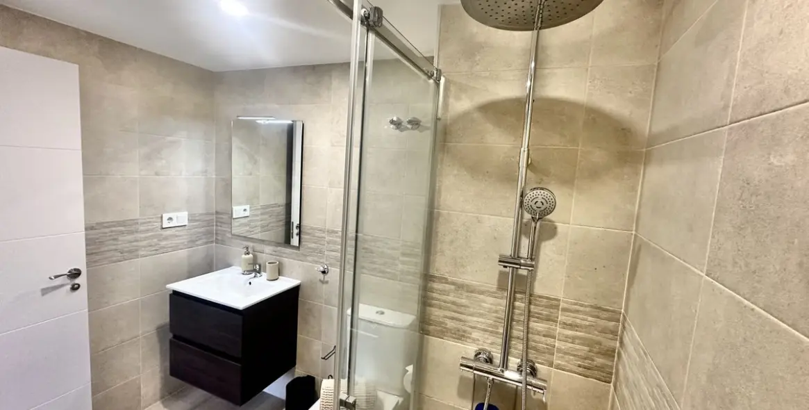 Sale of middle floor apartment in Calahonda 21