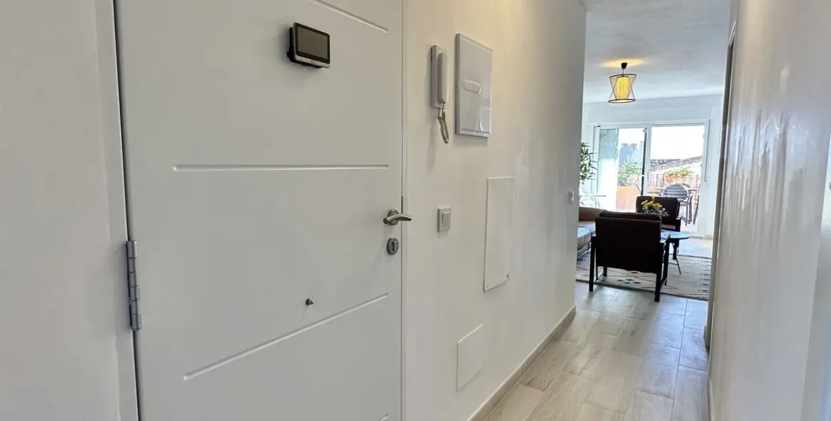 Sale of middle floor apartment in Calahonda 22