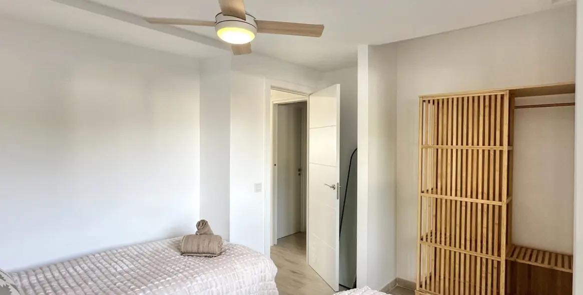 Sale of middle floor apartment in Calahonda 24