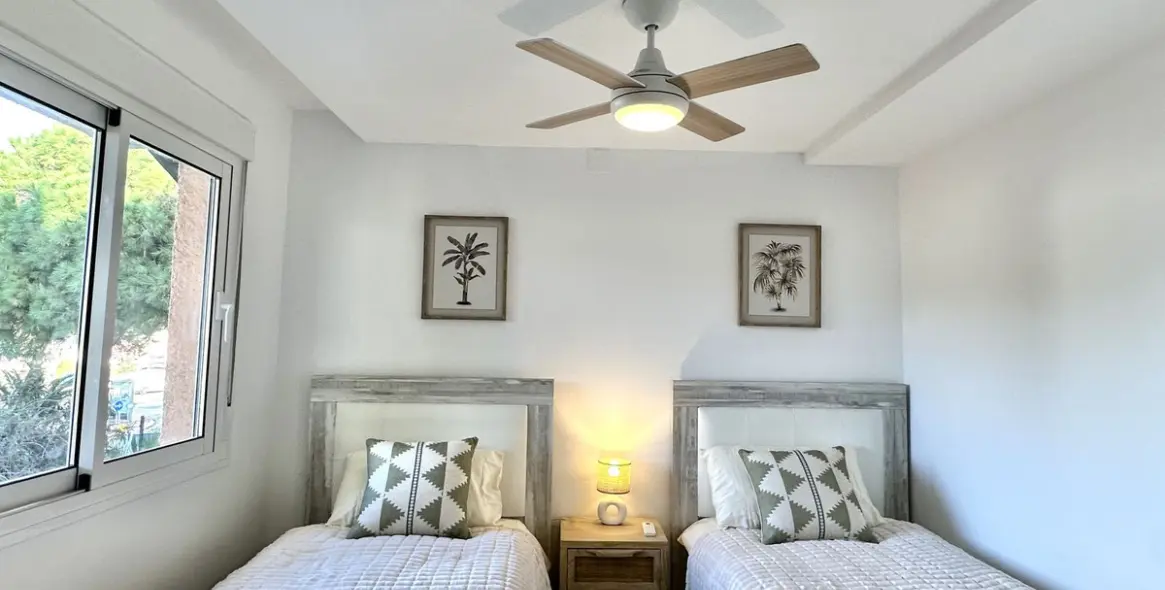 Sale of middle floor apartment in Calahonda 26