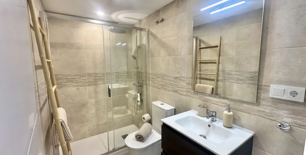 Sale of middle floor apartment in Calahonda 27