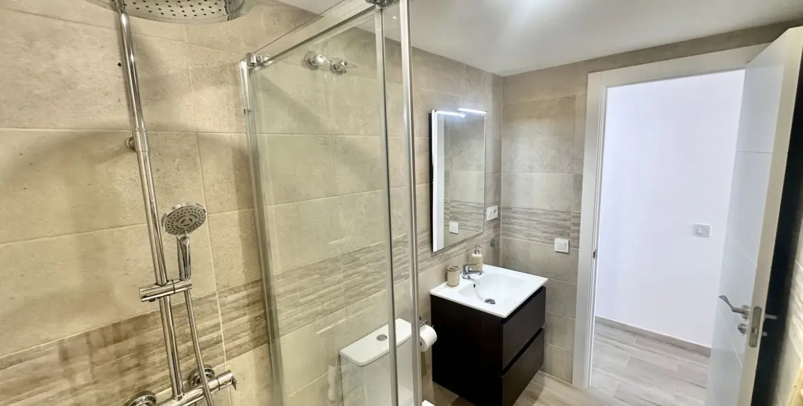 Sale of middle floor apartment in Calahonda 30