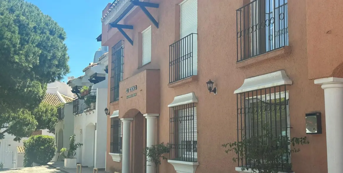 Sale of middle floor apartment in Calahonda 35