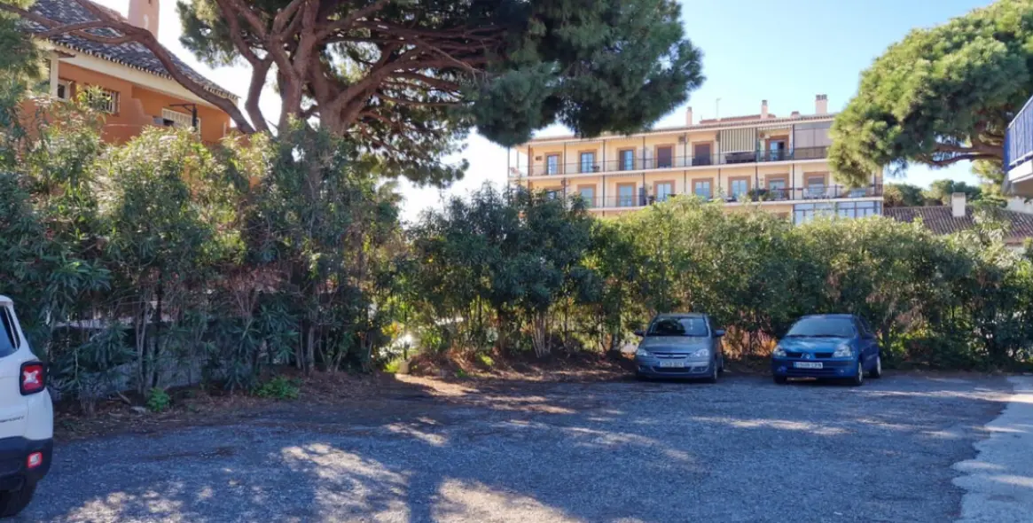 Sale of middle floor apartment in Calahonda 40