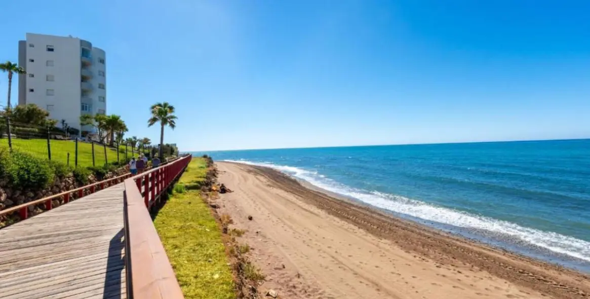 Sale of middle floor apartment in Calahonda 50