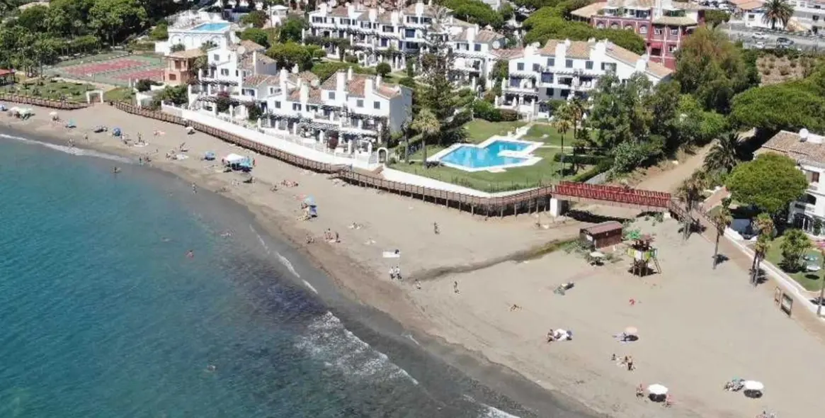 Sale of middle floor apartment in Calahonda 52