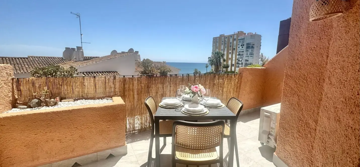 Sale of middle floor apartment in Calahonda 1