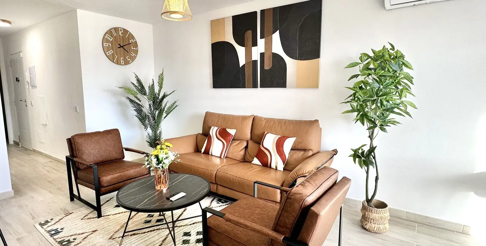 Sale of middle floor apartment in Calahonda 5