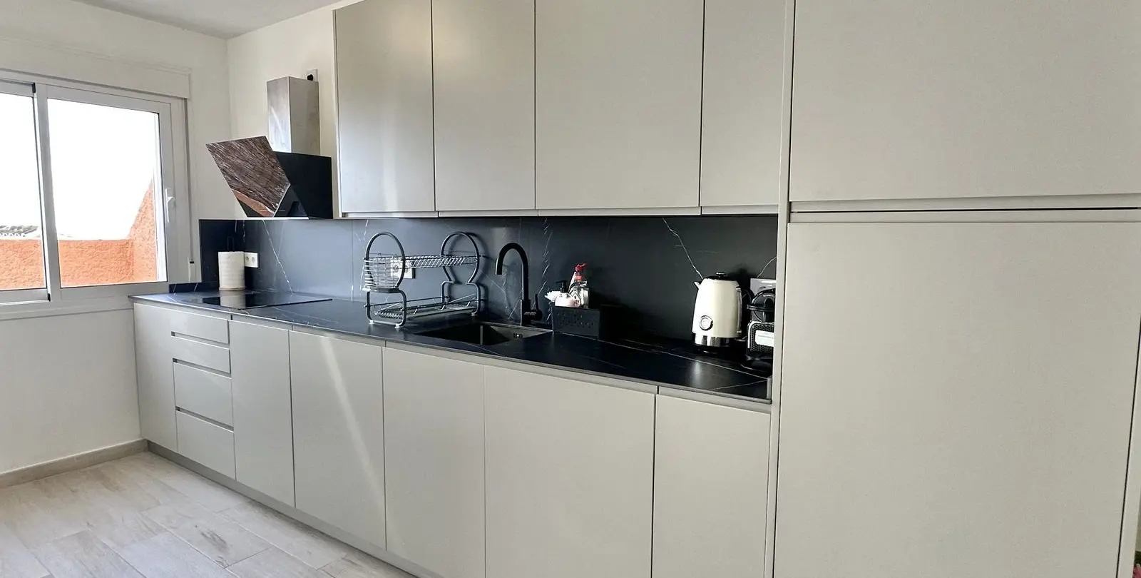Sale of middle floor apartment in Calahonda 12