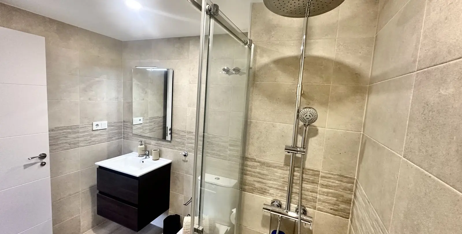 Sale of middle floor apartment in Calahonda 21