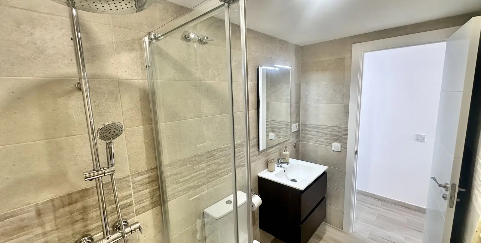 Sale of middle floor apartment in Calahonda 27