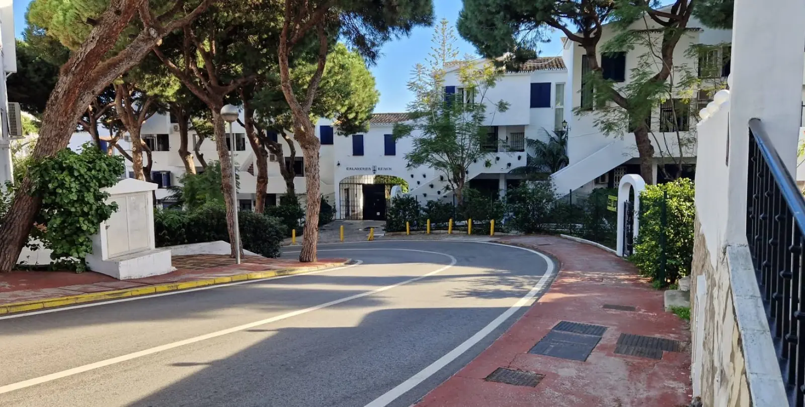 Sale of middle floor apartment in Calahonda 33