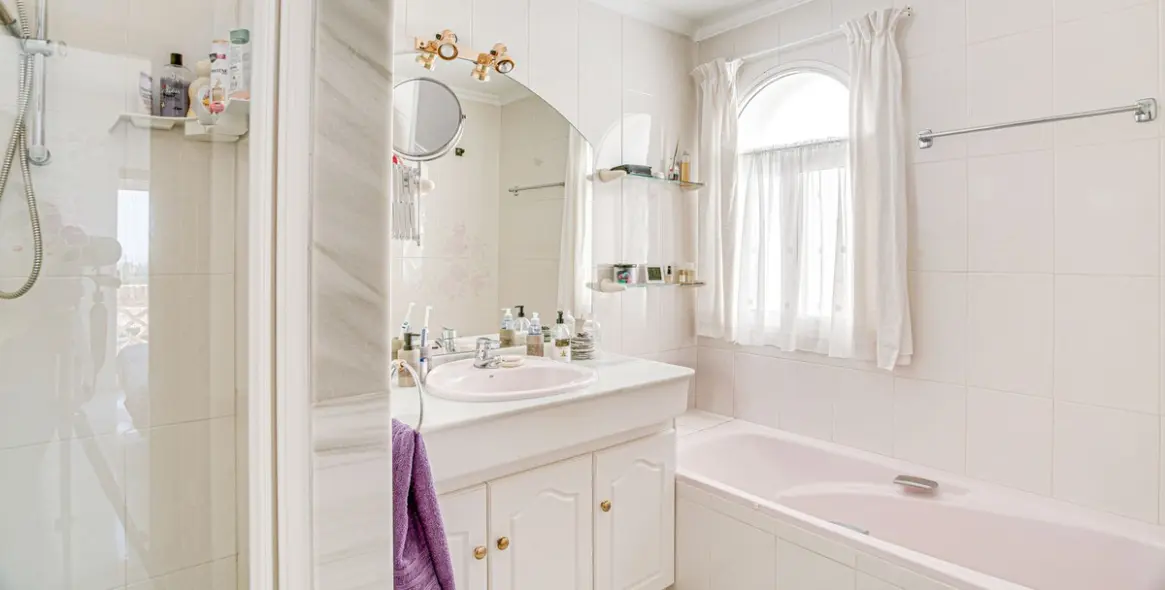 Продажа апартаментов на среднем этаже в El Chaparral 10