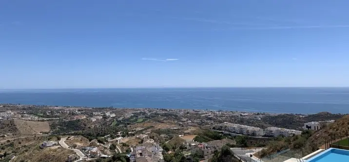 Sale of middle floor apartment in Rincón de la Victoria 0