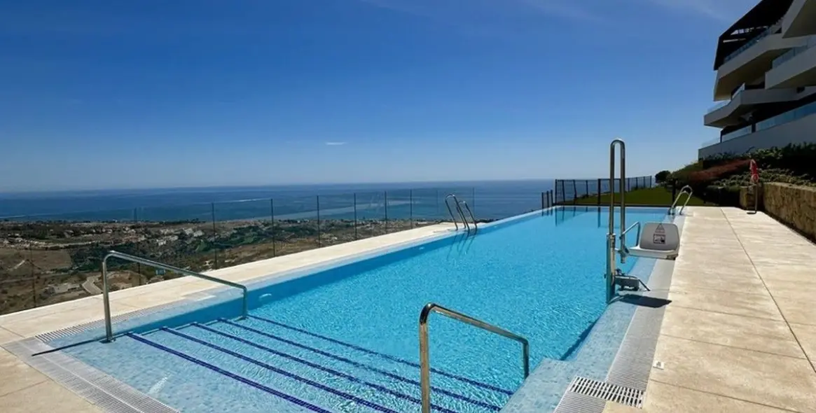 Sale of middle floor apartment in Rincón de la Victoria 25